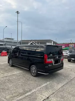 Toyota Majesty ให้เช่า ที่ประเทศไทย