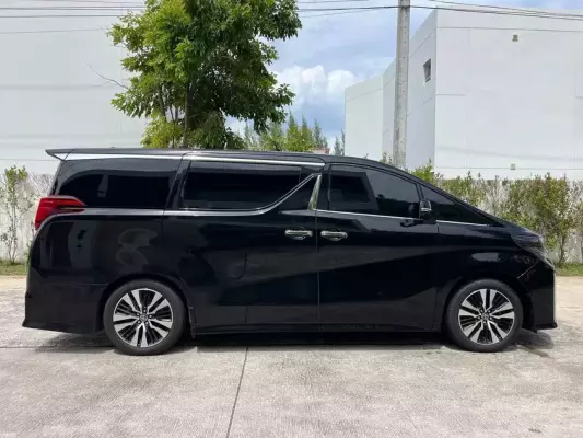 Toyota Alphard for rent in Karon