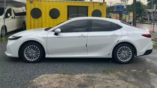 Toyota Camry for rent in Samut Prakan
